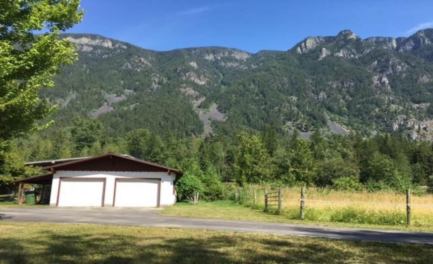 4856 32ND STREET, Canyon, British Columbia V0B1C1, 3 Bedrooms Bedrooms, ,3 BathroomsBathrooms,Single Family,For Sale,32ND STREET,2469819