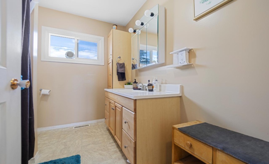 1234 NORTHWEST BLVD, Creston, British Columbia V0B1G6, 2 Bedrooms Bedrooms, ,1 BathroomBathrooms,Single Family,For Sale,NORTHWEST BLVD,2472456