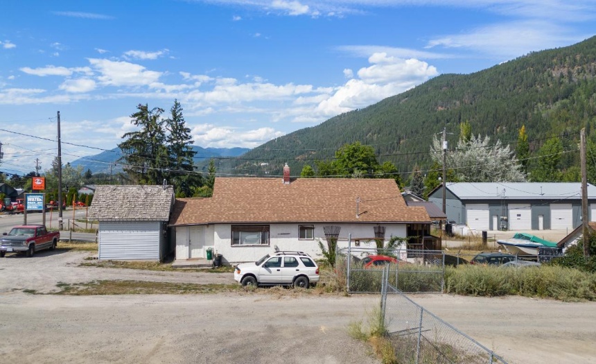 1234 NORTHWEST BLVD, Creston, British Columbia V0B1G6, 2 Bedrooms Bedrooms, ,1 BathroomBathrooms,Single Family,For Sale,NORTHWEST BLVD,2472456