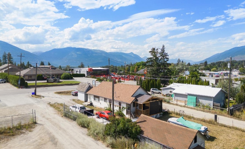 1234 NORTHWEST BLVD, Creston, British Columbia V0B1G6, 2 Bedrooms Bedrooms, ,1 BathroomBathrooms,Single Family,For Sale,NORTHWEST BLVD,2472456