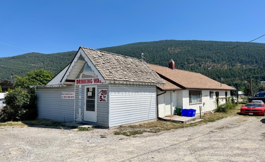 1234 NORTHWEST BLVD, Creston, British Columbia V0B1G6, 2 Bedrooms Bedrooms, ,1 BathroomBathrooms,Single Family,For Sale,NORTHWEST BLVD,2472456