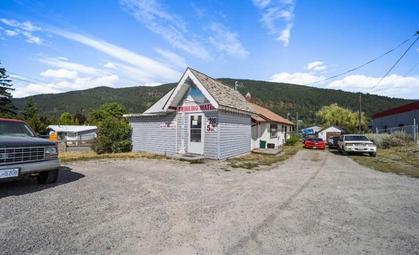 1234 NORTHWEST BLVD, Creston, British Columbia V0B1G6, 2 Bedrooms Bedrooms, ,1 BathroomBathrooms,Single Family,For Sale,NORTHWEST BLVD,2472456