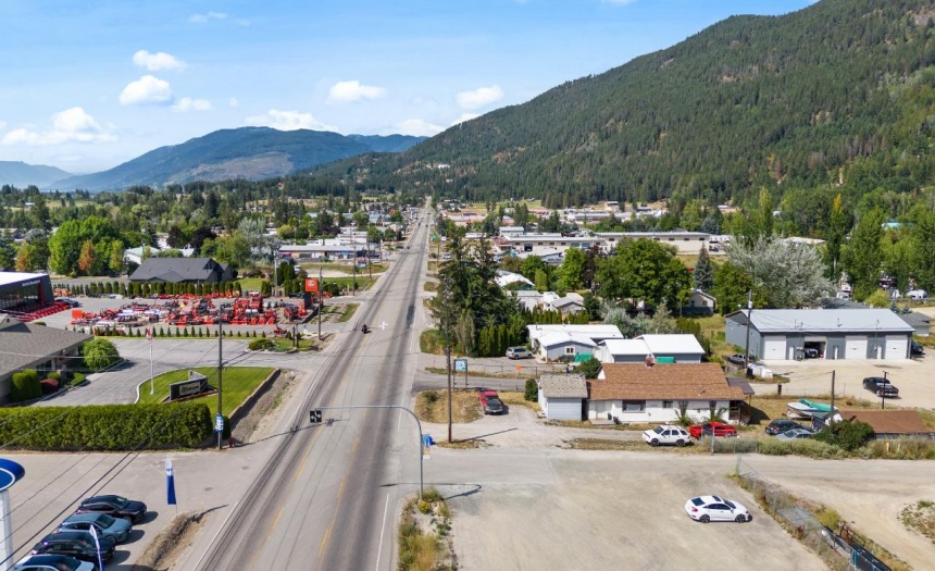 1234 NORTHWEST BLVD, Creston, British Columbia V0B1G6, ,Retail,For Sale,NORTHWEST BLVD,2472455