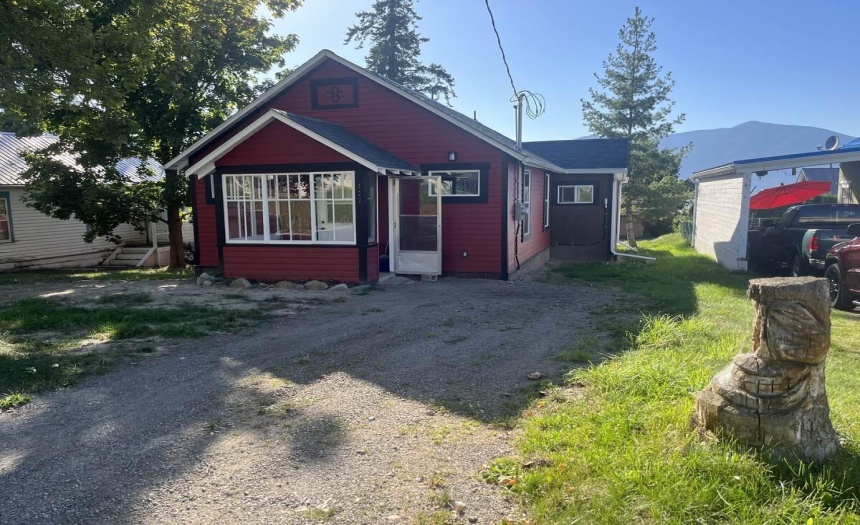 429 8TH AVENUE N, Creston, British Columbia V0B1G4, 2 Bedrooms Bedrooms, ,1 BathroomBathrooms,Single Family,For Sale,8TH AVENUE N,2473467