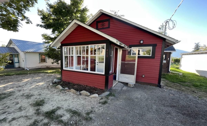 429 8TH AVENUE N, Creston, British Columbia V0B1G4, 2 Bedrooms Bedrooms, ,1 BathroomBathrooms,Single Family,For Sale,8TH AVENUE N,2473467