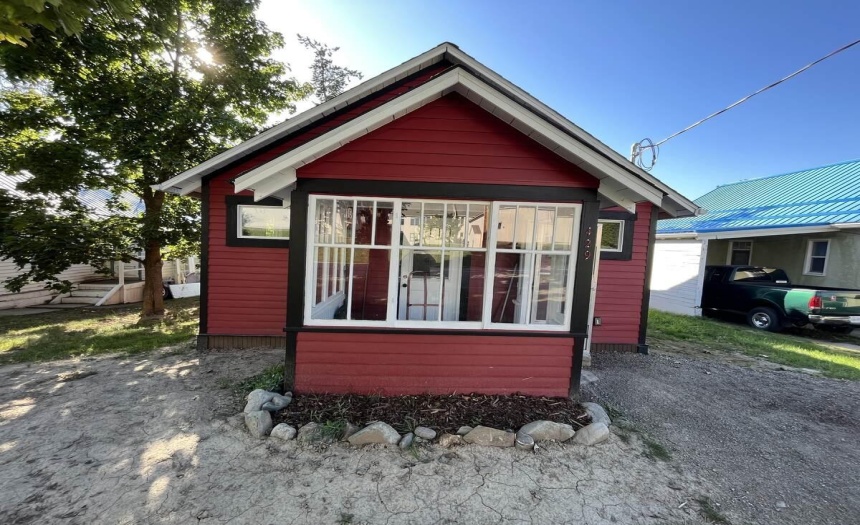 429 8TH AVENUE N, Creston, British Columbia V0B1G4, 2 Bedrooms Bedrooms, ,1 BathroomBathrooms,Single Family,For Sale,8TH AVENUE N,2473467