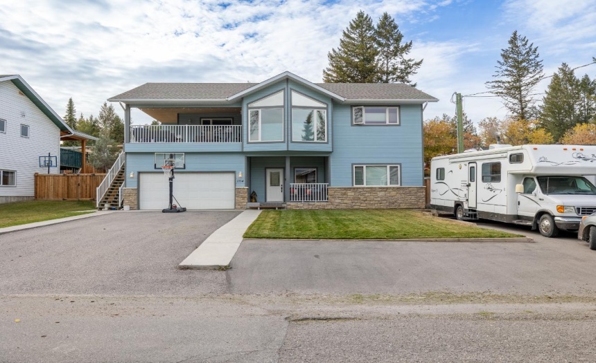 1714 8TH AVENUE, Invermere, British Columbia V0A1K0, 5 Bedrooms Bedrooms, ,3 BathroomsBathrooms,Single Family,For Sale,8TH AVENUE,2473781