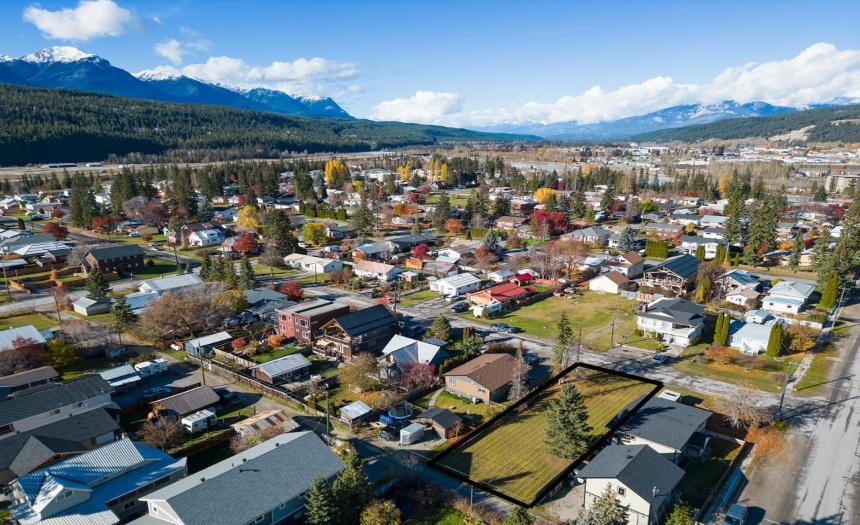 618 8TH STREET S, Golden, British Columbia V0A1H0, ,Vacant Land,For Sale,8TH STREET S,2473832