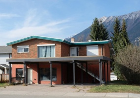 891 2ND AVENUE, Fernie, British Columbia V0B1M0, 3 Bedrooms Bedrooms, ,2 BathroomsBathrooms,Single Family,For Sale,2ND AVENUE,2473907