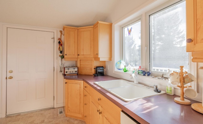 1715 3RD AVENUE, Invermere, British Columbia V0A1K0, 3 Bedrooms Bedrooms, ,3 BathroomsBathrooms,Single Family,For Sale,3RD AVENUE,2474053