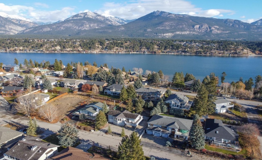 1715 3RD AVENUE, Invermere, British Columbia V0A1K0, 3 Bedrooms Bedrooms, ,3 BathroomsBathrooms,Single Family,For Sale,3RD AVENUE,2474053