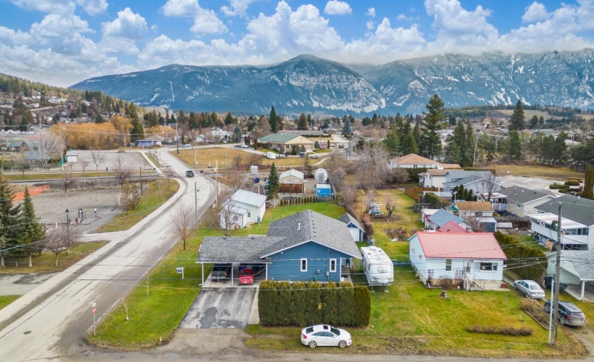 424 14TH AVENUE S, Creston, British Columbia V0B1G3, 2 Bedrooms Bedrooms, ,2 BathroomsBathrooms,Single Family,For Sale,14TH AVENUE S,2474142