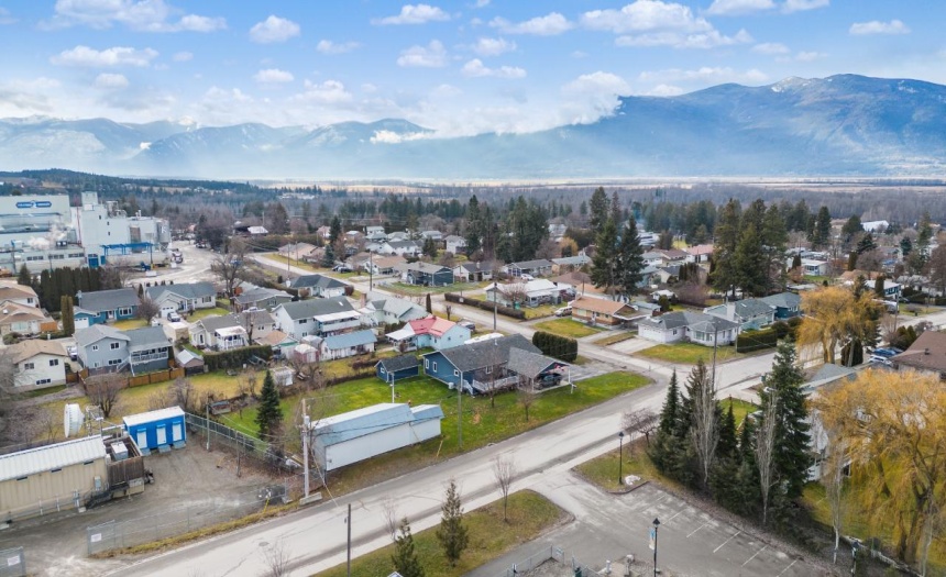 424 14TH AVENUE S, Creston, British Columbia V0B1G3, 2 Bedrooms Bedrooms, ,2 BathroomsBathrooms,Single Family,For Sale,14TH AVENUE S,2474142