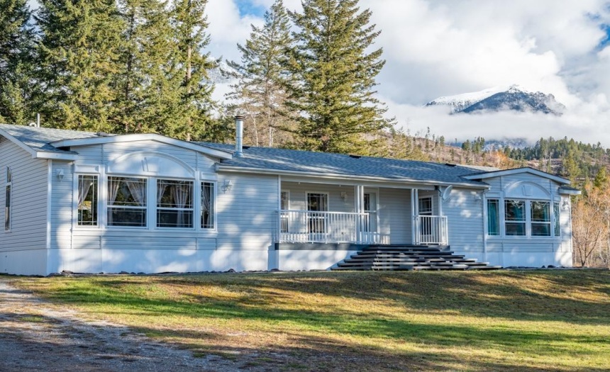 3075 TEGART FRONTAGE ROAD, Golden, British Columbia V0A1L0, 3 Bedrooms Bedrooms, ,2 BathroomsBathrooms,Single Family,For Sale,TEGART FRONTAGE ROAD,2474163