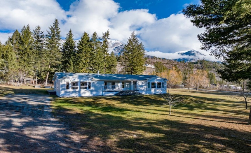 3075 TEGART FRONTAGE ROAD, Golden, British Columbia V0A1L0, 3 Bedrooms Bedrooms, ,2 BathroomsBathrooms,Single Family,For Sale,TEGART FRONTAGE ROAD,2474163