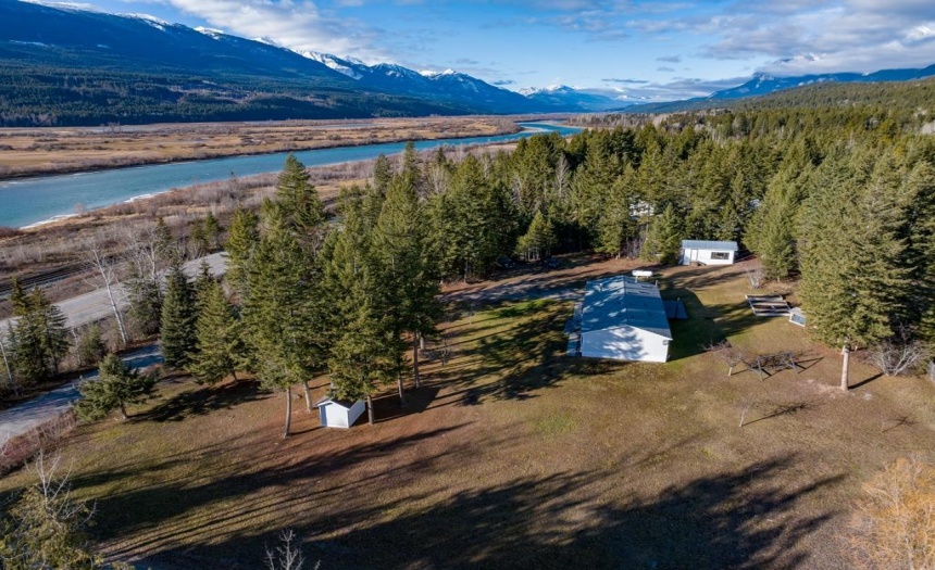 3075 TEGART FRONTAGE ROAD, Golden, British Columbia V0A1L0, 3 Bedrooms Bedrooms, ,2 BathroomsBathrooms,Single Family,For Sale,TEGART FRONTAGE ROAD,2474163