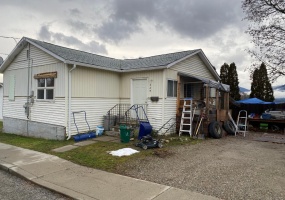 229 9TH AVENUE S, Creston, British Columbia V0B1G3, 2 Bedrooms Bedrooms, ,1 BathroomBathrooms,Single Family,For Sale,9TH AVENUE S,2474291