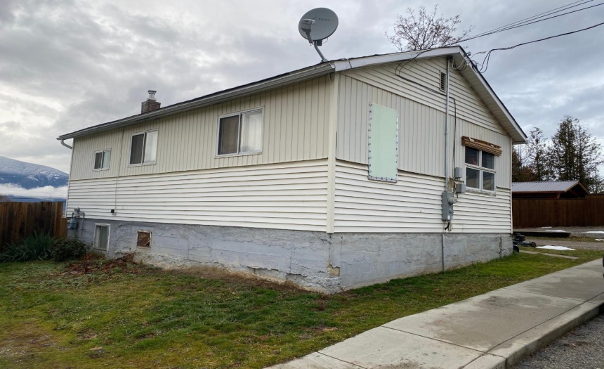 229 9TH AVENUE S, Creston, British Columbia V0B1G3, 2 Bedrooms Bedrooms, ,1 BathroomBathrooms,Single Family,For Sale,9TH AVENUE S,2474291