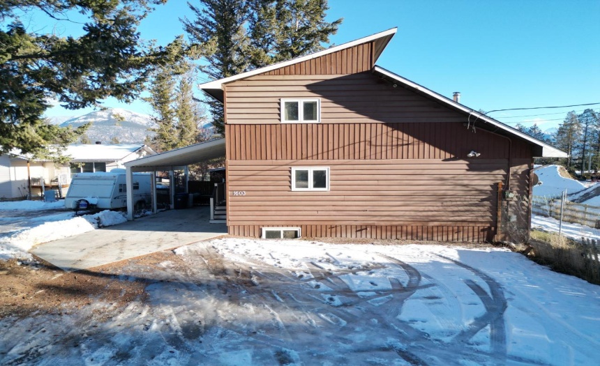 1603 15TH AVENUE, Invermere, British Columbia V0A1K4, 5 Bedrooms Bedrooms, ,3 BathroomsBathrooms,Single Family,For Sale,15TH AVENUE,2474399