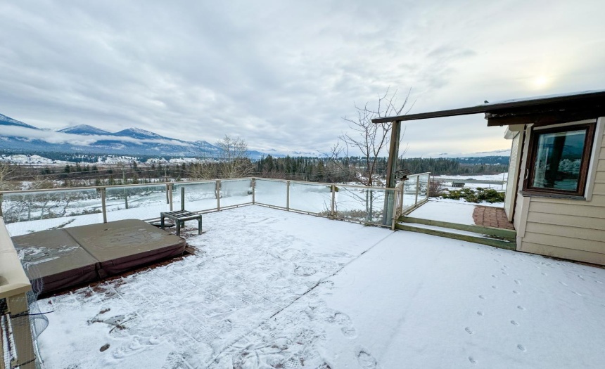 127 WESTSIDE ROAD, Invermere, British Columbia V0A1K5, 4 Bedrooms Bedrooms, ,2 BathroomsBathrooms,Single Family,For Sale,WESTSIDE ROAD,2474420